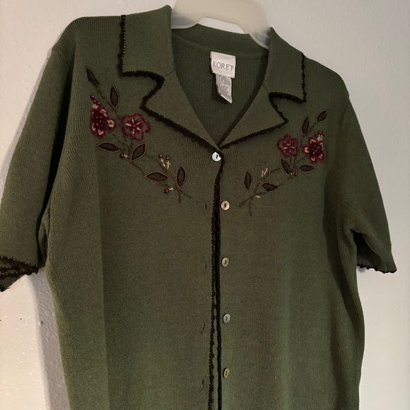 Vintage embroidered knit button up tee shirt - Picture 2 of 9